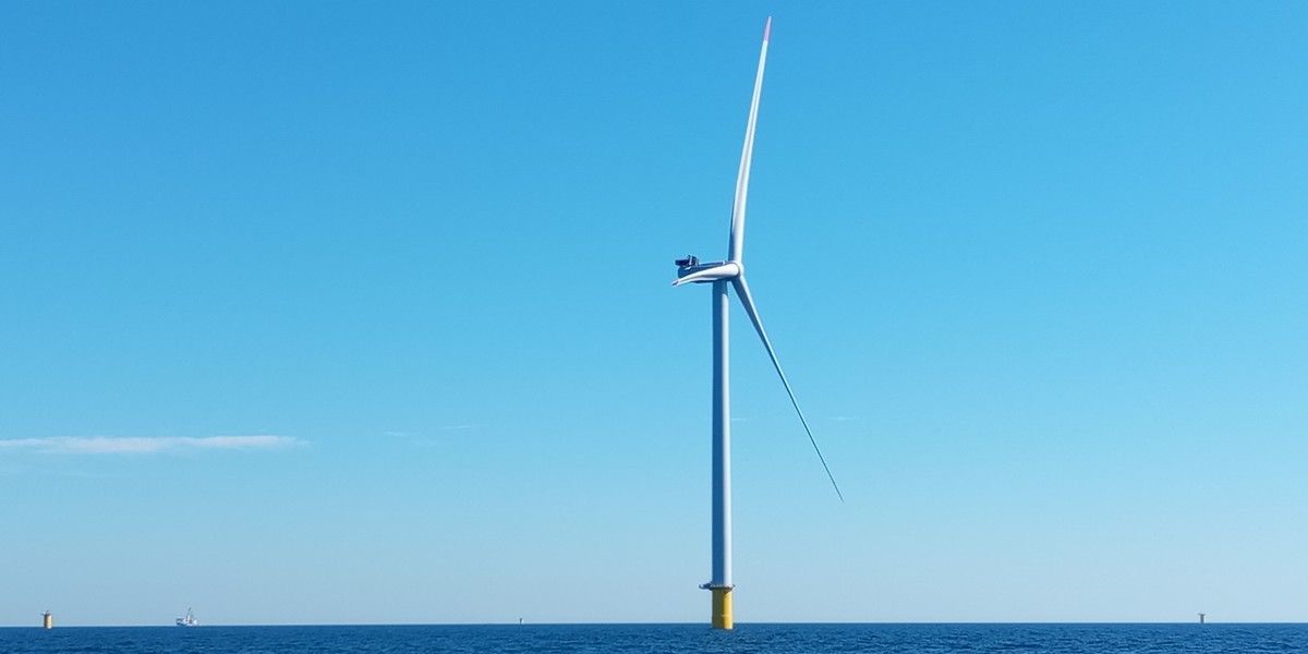 Orlen, znaczący polski konglomerat paliwowy, obwieścił we wtorek o zawarciu porozumień z Bankiem Gospodarstwa Krajowego, dzięki którym uzyskał 3,5 mld zł z Krajowego Planu Odbudowy (KPO). Te zasoby zostaną dedykowane na postęp morskich parków wiatrowych Baltic Power i Baltic East. Turbina wiatrowa na budowanej morskiej farmie Baltic Power