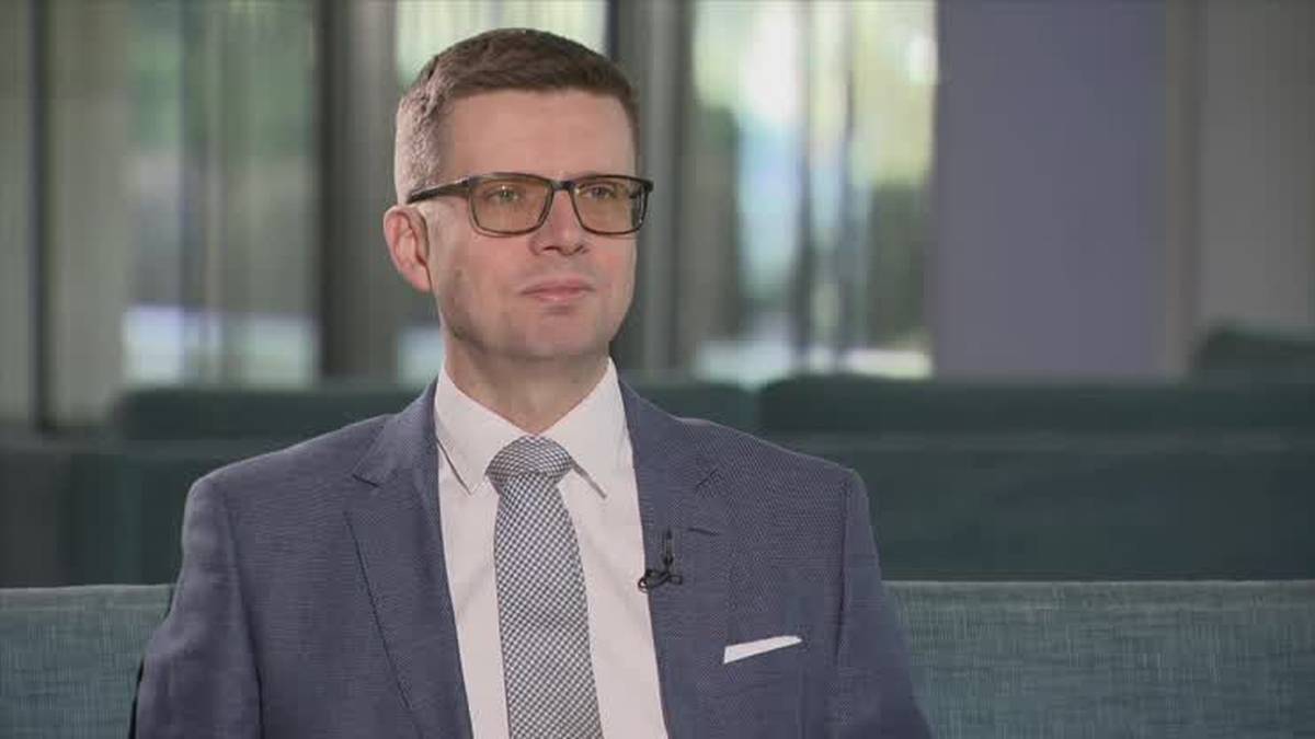 Szefostwo spółdzielni w Nasielsku, która daje zatrudnienie osobom z orzeczeniem o dysfunkcji, doprowadziło firmę do upadku. Posiada ogromne zobowiązania wobec ZUS i urzędu skarbowego. Zaś ponad 1,5 mln zł domagają się od niego byli pracownicy, którym nie regulował wynagrodzenia. Relacja "Interwencji". Kryzys. Szef z gigantycznym zadłużeniem. Załoga bez środków do życia. - INFBusiness