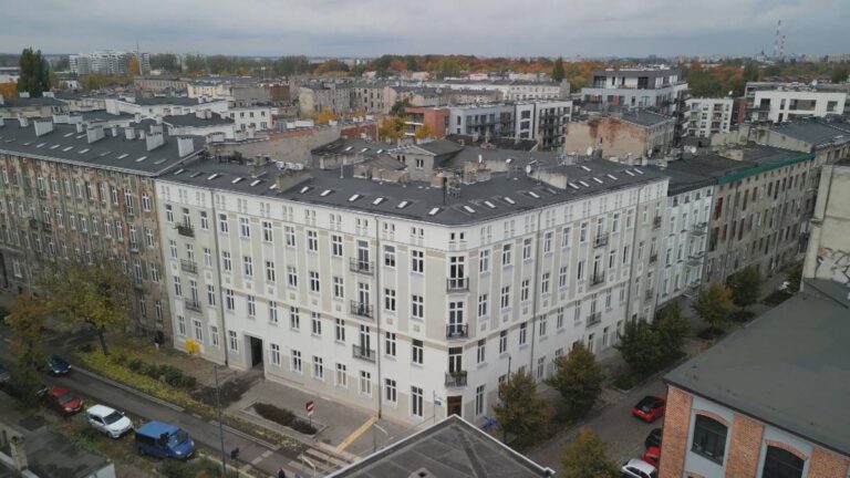 Pozbawieni ciepłej wody, gazu oraz rozgrzanych kaloryferów. Tak wygląda codzienna sytuacja części lokatorów w prywatnej kamienicy usytuowanej w centrum Łodzi. Problem utrzymuje się od wielu tygodni. Mieszkańcy uskarżają się, iż wszystko, co dzieje się w obiekcie, ma na celu uprzykrzenie im egzystencji i wymieniają: zakaz instalacji anten satelitarnych, kłopotliwy remont, brak ogrzewania. Zarządca budynku odrzuca oskarżenia. Relacja "Interwencji". Pozbawieni ciepła i wody. Tragedia w budynku mieszkalnym. - INFBusiness