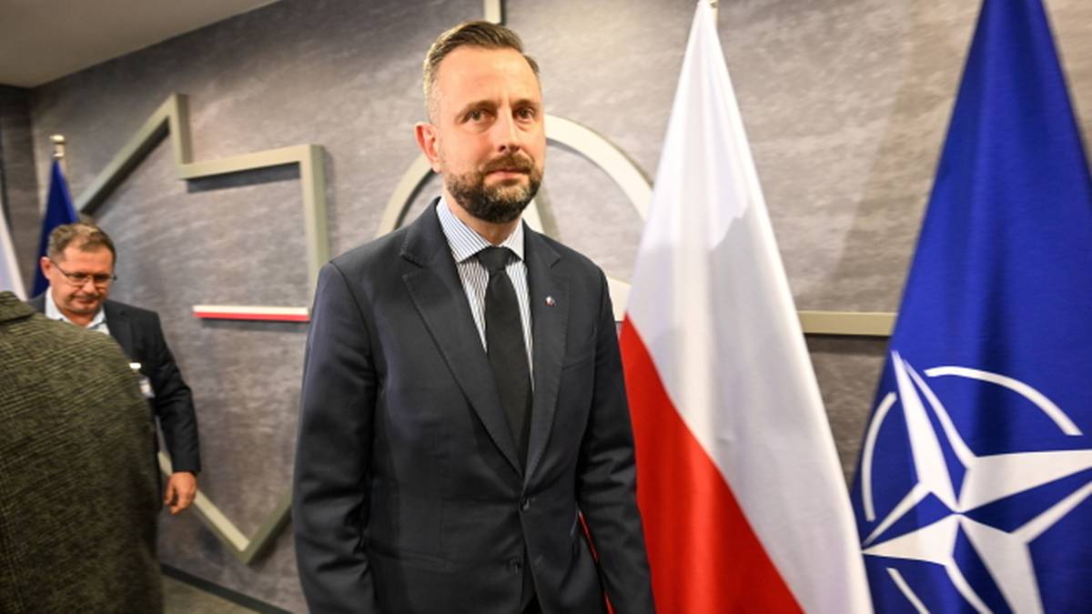 Tajne dokumenty wojskowe znalezione na wysypisku odpadów. - Incydent jest poważny - skonstatował minister ON Władysław Kosiniak-Kamysz. - Jeśli ktokolwiek naruszył przepisy o informacji chronionej, to jest to już kwestia karna - oznajmił wicepremier. Kwestię odnalezionych papierów bada Żandarmeria Wojskowa. Tajne dokumenty na wysypisku śmieci. Minister reaguje