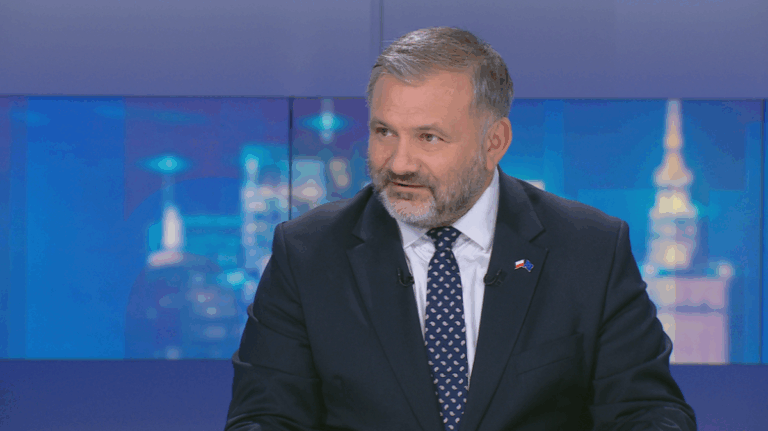 – Znam z historii analogiczne przypadki. (...) Osoby, które orientowały się w aktywności Ala Capone, twierdzą, iż był on jednostką, która dzieliła się z ludźmi i to nad wyraz hojnie – oświadczył minister sprawiedliwości Waldemar Żurek w "Debacie Gozdyry". Była to riposta na słowa Zbigniewa Ziobry, który w upublicznionym wcześniej materiale wideo bronił się przed oskarżeniami prokuratury w kwestii Funduszu Sprawiedliwości. Waldemar Żurek replikuje Zbigniewowi Ziobrze. Użył przykładu Ala Capone. - INFBusiness