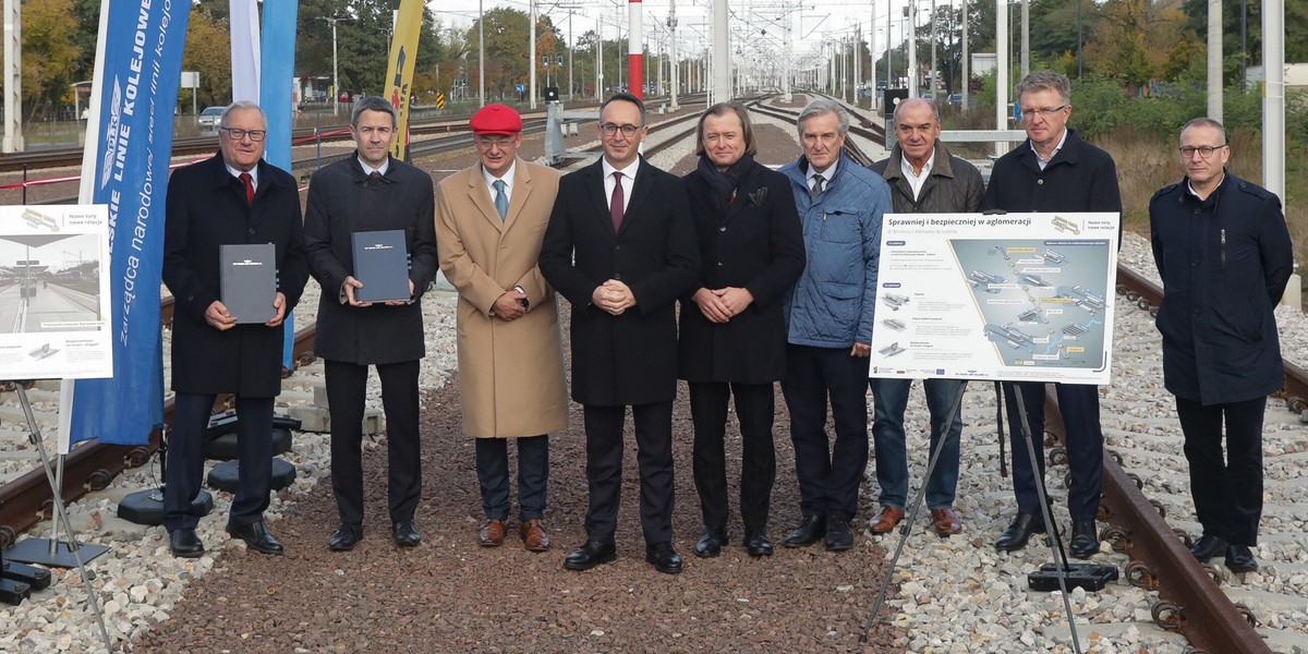 Rząd RP stawia akcent na strategiczne przedsięwzięcia infrastrukturalne finansowane ze środków publicznych. To obiecujący kąsek dla krajowego sektora budowlanego, który obecnie zmaga się z trudnościami. Przedstawiciele branży — w rozmowie z Business Insider Polska — wskazują na szereg zagrożeń, które zagrażają polskiemu boomowi inwestycyjnemu, w tym projektom kolejowym. Barierą są, między innymi, regulacje prawne. Eksperci proponują rozwiązania. Minister infrastruktury Dariusz Klimczak (czwarty z lewej) stawia na inwestycje publiczne, w tym inwestycje kolejowe.
