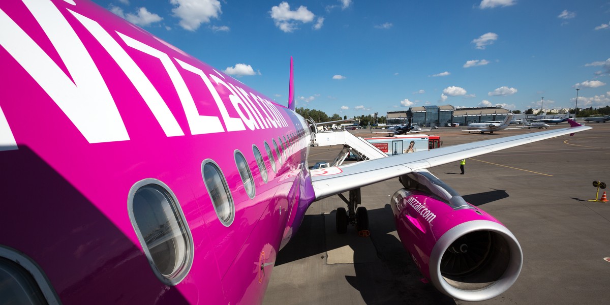 Wizz Air, jeden z czołowych graczy na rynku lotniczym w Europie, zapowiedział wdrożenie pięciu nowych tras z Gdańska, w tym niespodziewanego kursu do słowackiego Popradu, promowanego jako przeloty "do Zakopanego". Ta innowacyjna opcja umożliwi pasażerom szybką podróż w Tatry, redukując czas transferu między północną a południową częścią Polski do jedynie 90 minut. Wizzair