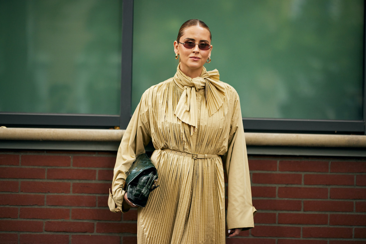 Święto Zmarłych i zakaz handlu w niedziele sprawią, że nadchodzący weekend okaże się wyjątkowo problematyczny dla konsumentów. W piątek, 1 listopada 2025 roku, większość sklepów i centrów handlowych w Polsce będzie nieczynna. To idealna chwila, aby wcześniej rozplanować większe sprawunki i uniknąć nieprzyjemnej niespodzianki. Czy 1 listopada 2025 są otwarte sklepy? Dino, Biedronka, Żabka, Lidl. Na zdjęciu modelka w ciemnych okularach i sukience z kokardą pod szyją.