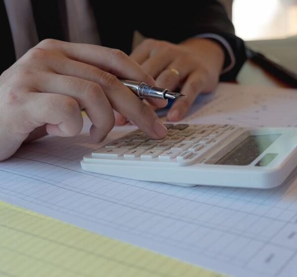 Gospodarka i Biznes News to dynamiczny portal informacyjny, który dostarcza najświeższe wiadomości z zakresu ekonomii i biznesu. Strona skierowana jest przede wszystkim do polskich przedsiębiorców i ludzi biznesu, pragnących być na bieżąco z kluczowymi wydarzeniami gospodarczymi. Serwis oferuje szeroki wachlarz tematów, w tym aktualności z dziedzin takich jak gospodarka, biznes, nieruchomości i budownictwo, przedsiębiorczość oraz show-biznes. Dodatkowo, Gospodarka i Biznes News porusza kwestie związane z medycyną i nowoczesnymi technologiami IT, dostarczając kompleksowych informacji niezbędnych do podejmowania świadomych decyzji biznesowych. Faktoring zyskuje na popularności wśród firm. Niemal 10-procentowy skok rok do roku.