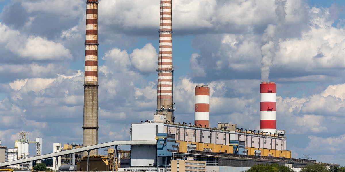 Polska zbyła w trakcie licytacji na giełdzie EEX ogółem 2 162 500 jednostek uprawnień do emisji CO2 w cenie 76,58 euro za każdą sztukę — oznajmiła giełda EEX. Do państwowego budżetu wpłynęła kwota 165,6 mln euro z tego tytułu. Problem stanowi fakt, że polskie elektrownie ponoszą koszty związane z CO2 dwukrotnie wyższe, niż przychody Skarbu Państwa. Z owej różnicy finansowane są unijne środki. Na zdjęciu należąca do PGE Elektrownia Rybnik