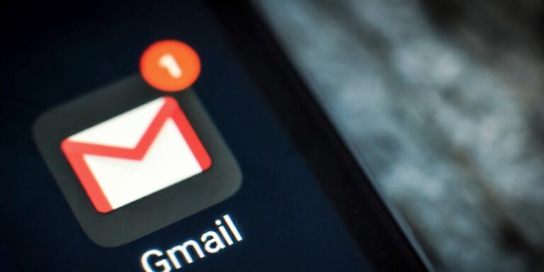 Osoby korzystające z Gmaila powinny wykazać się wyjątkową czujnością po doniesieniach o potężnym przecieku danych, dotykającym aż 183 miliony adresów e-mail. Eksperci w dziedzinie cyberbezpieczeństwa donoszą, że wśród upublicznionych informacji znalazły się nie tylko adresy mailowe, ale także powiązane z nimi kody dostępu. Wyciek danych: 183 mln kont Gmail. Specjaliści alarmują o zagrożeniu cyberatakami. - INFBusiness