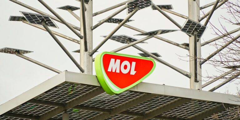Węgry: MOL podnosi wolumen ropy dla Serbii. Szijjarto o restrykcjach USA - INFBusiness