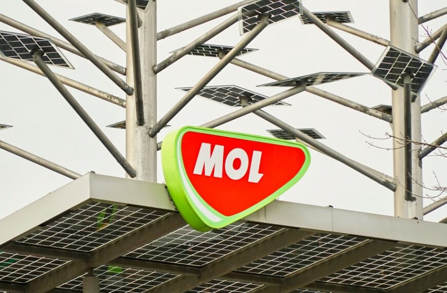 Węgry: MOL podnosi wolumen ropy dla Serbii. Szijjarto o restrykcjach USA
