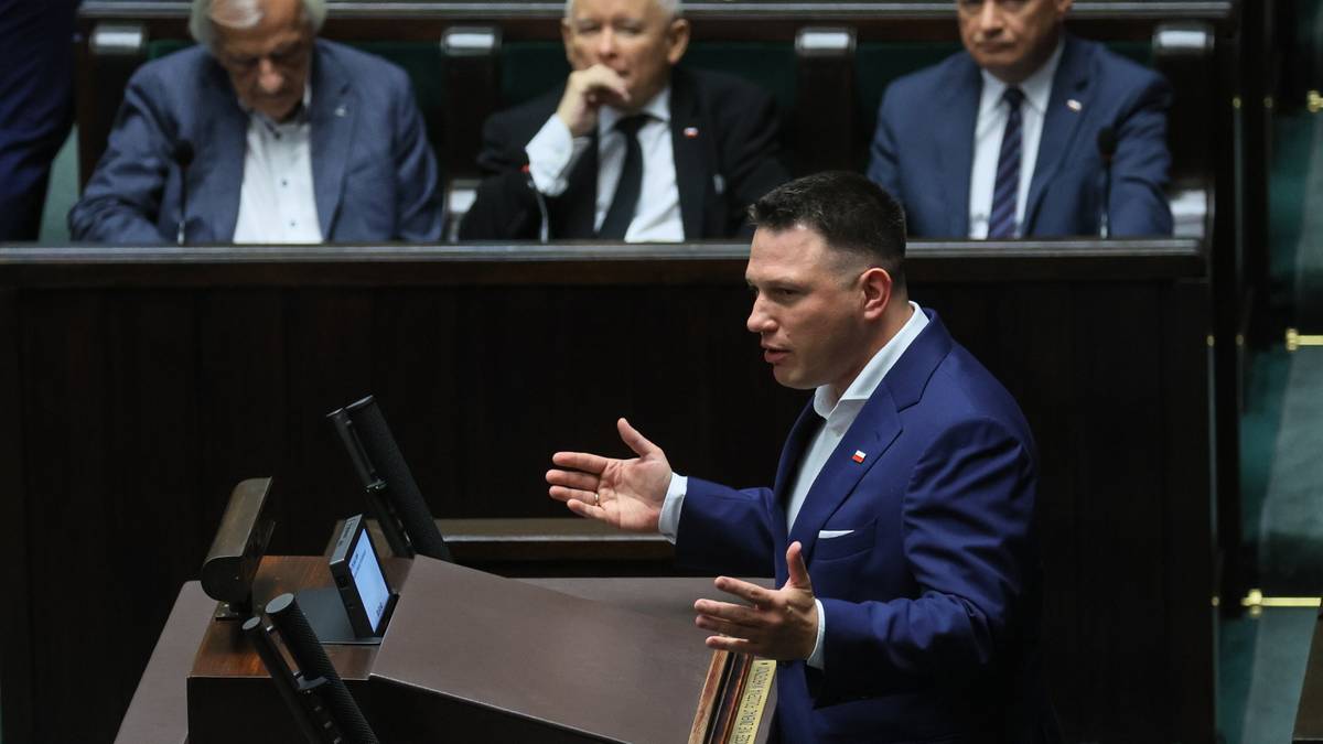 Kto powinien objąć stanowisko szefa rządu, jeśli za dwa lata powstałaby koalicja Prawa i Sprawiedliwości z Konfederacją? Aktualny sondaż sugeruje, że pewne nazwisko wyraźnie wybija się na czoło w tej rywalizacji. Równocześnie wyniki ankiety pokazują zróżnicowane poparcie dla pozostałych polityków z obu frakcji. Kto premierem w rządzie PiS z Konfederacją? Jest nowy sondaż