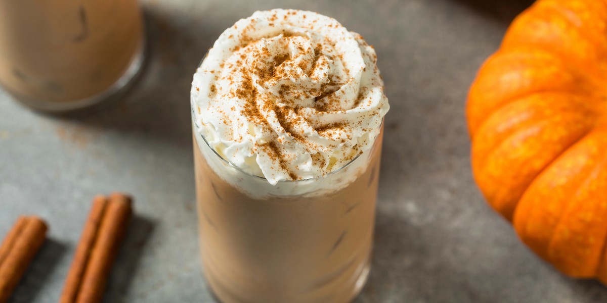 Jak prezentują się jesienne preferencje Polaków w kontekście kawy i przegryzek? Z analizy Uber Eats wynika, że do naszego kraju dotarła ostatecznie moda na pumpkin spice latte. Pumpkin spice latte zyskuje popularność w Polsce