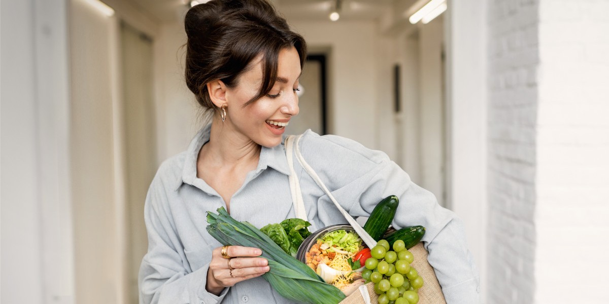 Od czerwca 2025 roku, Państwowa Instytucja Ubezpieczeniowa opublikowała już dziewięć objaśnień, które potwierdzają, że wykorzystanie właściwych środków technicznych i formalnych pozwala na bezpieczne wykorzystanie wyjątku od składkowania wsparcia finansowego na posiłki. Stanowi to ewolucję w myśleniu o gratyfikacjach żywieniowych: uproszczenie procedur, większa klarowność i mocniejsza motywacja dla przedsiębiorstw do wspierania swoich pracowników. Bon żywieniowy bez pokwitowania? Coraz więcej przychylnych opinii ZUS. - INFBusiness