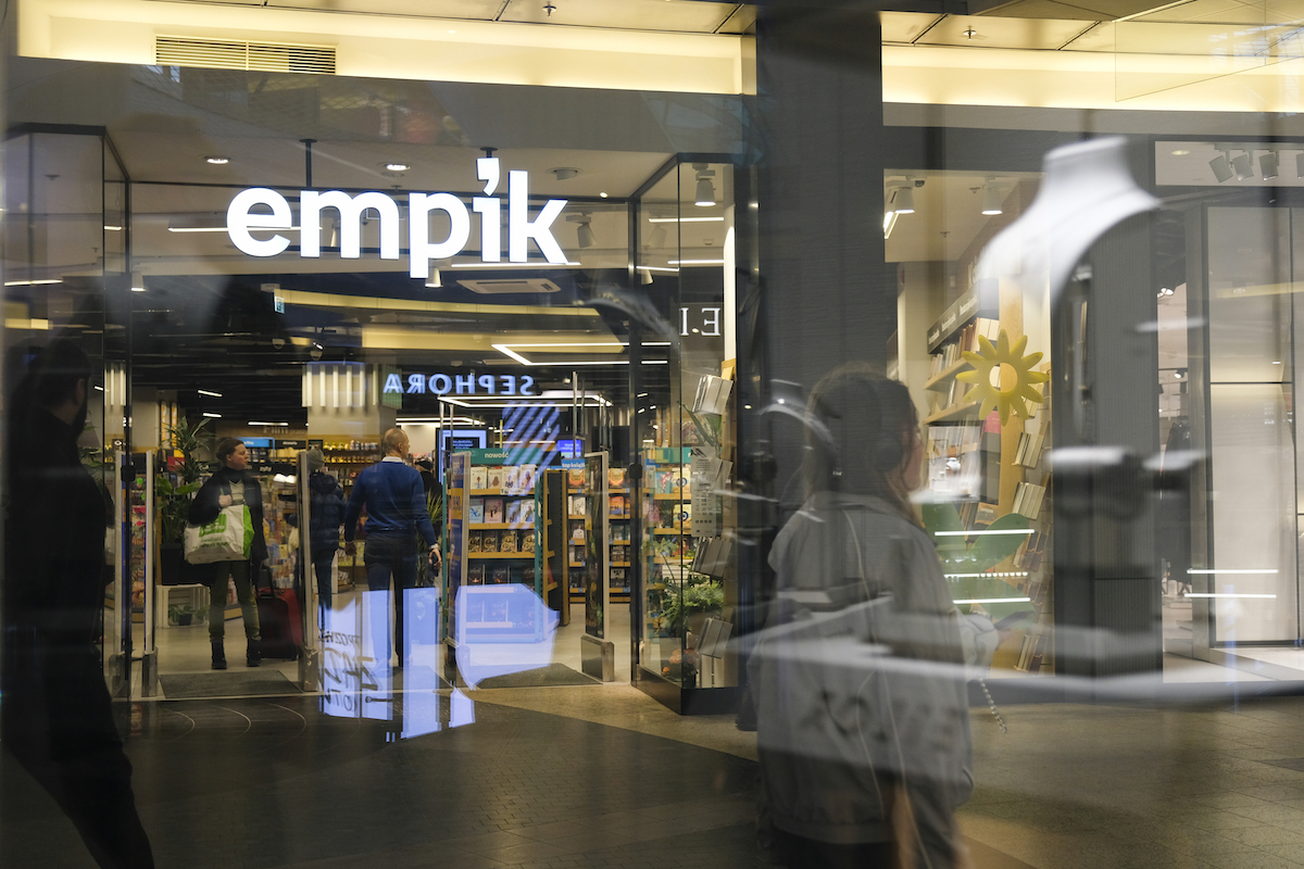 Empik zwróci środki klientom w wyniku postanowienia UOKiK. Komu przysługuje odszkodowanie? Na fotografii sklep empik z widocznym wyraźnym logo nad wejściem.