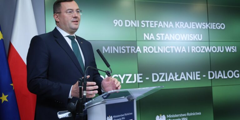 Szef resortu rolnictwa, Stefan Krajewski, dokonuje oceny pierwszych 90 dni sprawowania władzy. Premier Donald Tusk finalnie zaakceptował jego propozycje zmian personalnych na stanowiskach kierowniczych w agencjach podległych ministerstwu rolnictwa, w tym w KRUS. Krajewski podkreśla znaczenie dialogu z gospodarzami, aktywność legislacyjną i finansowe wsparcie dla obszarów wiejskich. Podkreśla, że jego priorytetem jest wdrażanie w życie, a nie tworzenie strategii. Ministerstwo Rolnictwa prezentuje sukcesy w pierwszym kwartale. Ustąpił ze stanowiska, zgodnie z wcześniejszym żądaniem. - INFBusiness