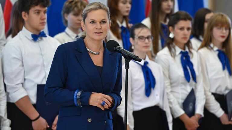 Nowacka wspomina "wybitnego" pedagoga. "Jestem mu bardzo wdzięczna" - INFBusiness