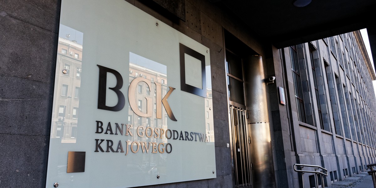 Bank Gospodarstwa Krajowego (BGK) oraz Polska Grupa Zbrojeniowa (PGZ) zawarły umowę o przyznaniu poręczeń bankowych na sumę 1 mld zł. Ta transakcja, będąca rezultatem współdziałania obwieszczonego na tegorocznej edycji targów MSPO w Kielcach, ma wesprzeć polski sektor zbrojeniowy. Bank Gospodarstwa Krajowego (BGK) i Polska Grupa Zbrojeniowa (PGZ) podpisały porozumienie o udzieleniu gwarancji bankowych na kwotę 1 mld zł.