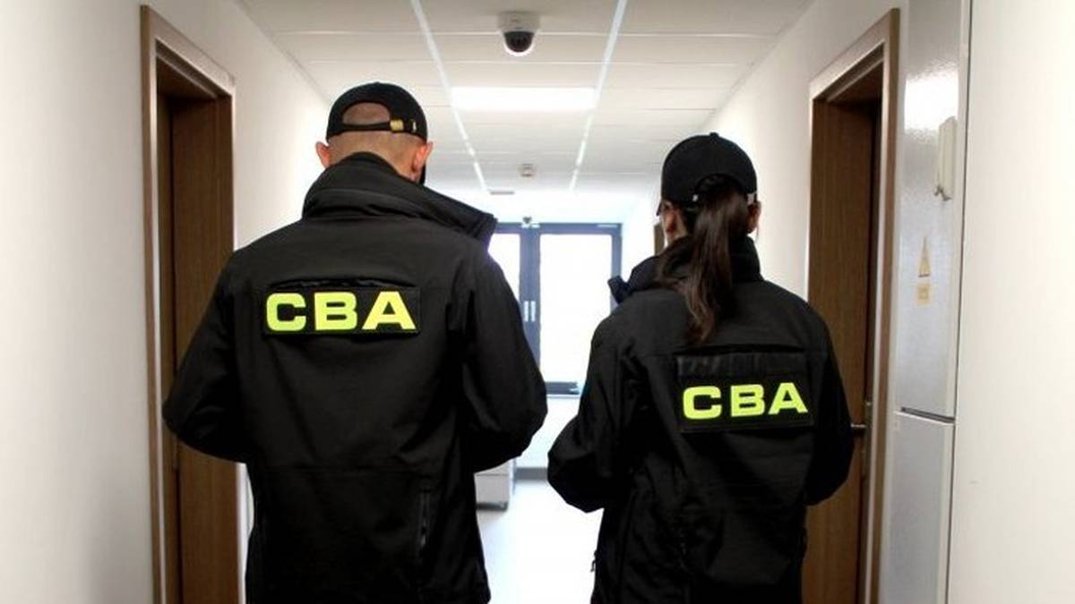 W sprawie naruszeń w Agencji Rezerw Strategicznych służby CBA aresztowały Pawła M., który w przeszłości piastował funkcję m.in. wiceministra w KPRM. "Prokurator postawił mu oskarżenie o wywieranie wpływu w Kancelarii Szefa Rządu Morawieckiego" - oznajmił rzecznik formacji Jacek Dobrzyński. Akcja CBA. Były wiceminister w rządzie PiS zatrzymany