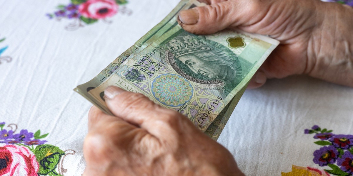 Już w roku 2026 resort finansów zyska sposobność wprowadzenia poprawek legislacyjnych do Pracowniczych Planów Kapitałowych (PPK) przy okazji oceny funkcjonowania systemu, która jest zaplanowana w ustawie. Jak przekazali Business Insiderowi przedstawiciele MF, aktualnie prace nad konkretnymi modyfikacjami w obszarze działania PPK nie są prowadzone. Ministerstwo Finansów zapowiedziało możliwość wprowadzenia zmian legislacyjnych w Pracowniczych Planach Kapitałowych.