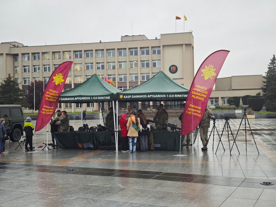 Litewski odpowiednich naszych &quot;Terytorialsów&quot; pokazuje broń i zachęca do służby