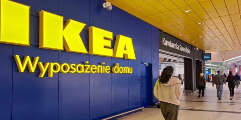 IKEA odnotowała zauważalny spadek w wynikach finansowych, który przedsiębiorstwo tłumaczy wzrastającymi opłatami celnymi, drożejącymi materiałami bazowymi i własną, finalizowaną właśnie taktyką zdecydowanego obniżania cen. W zakończonym 31 sierpnia roku obrotowym zysk netto zmniejszył się o 32 procent, do 1,5 mld euro, co przekłada się na ok. 1,73 mld dolarów. Szwedzki brand, od lat kojarzony z przystępnością cenową, znalazł się w przełomowym momencie. Aktualnie, by chronić marże, będzie zmuszony częściej przenosić część zwyżki wydatków na nabywców. Gigantyczny spadek zysku w IKEA. Możliwy kres tanich zakupów. - INFBusiness