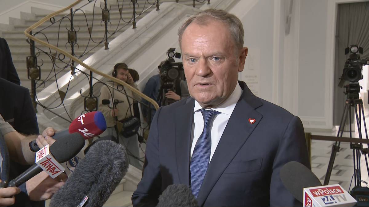 - To w gruncie rzeczy smutna chwila, pod wieloma względami - oznajmił Donald Tusk krótko po głosowaniu za odebraniem immunitetu i zezwoleniu na tymczasowe zatrzymanie Zbigniewa Ziobry. W opinii lidera rządu "nie jest to dla Polski korzystna sytuacja", że dawny minister zbiega na Węgry. Donald Tusk w garniturze i krawacie udziela wywiadu, otoczony przez dziennikarzy z mikrofonami.