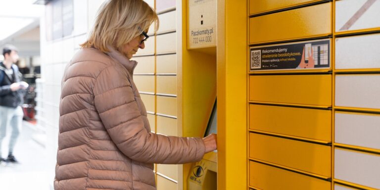 InPost Group wdraża paczkomaty do odmiennego typu miejsc: w ramach kooperacji z BNP Paribas urządzenia logistyczne spółki zostaną zamontowane w strefach całodobowych oddziałów obsługi klienta banku. Na starcie urządzenia trafią do oddziałów w sześciu miastach: Warszawie, Krakowie, Białymstoku, Gdyni, Opolu i Kutnie. Paczkomaty: Teren nieodkryty. Innowacja od InPost. - INFBusiness