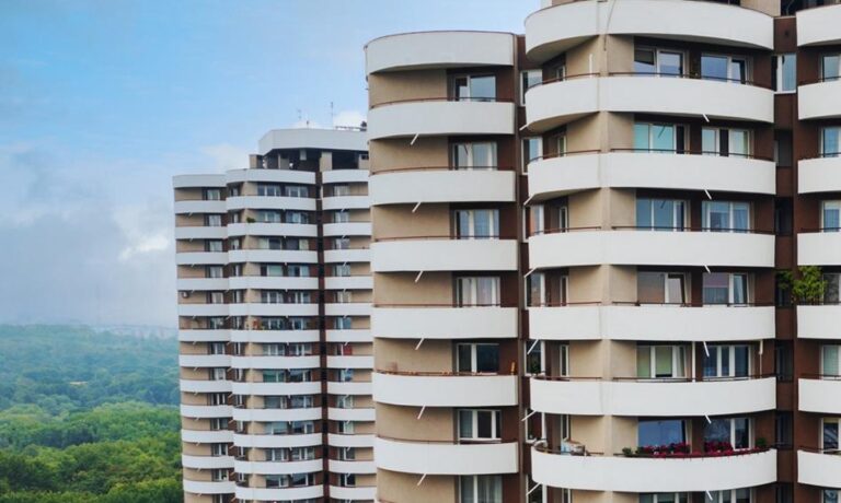 Topowe kredyty mieszkaniowe z oprocentowaniem regulowanym - Listopad 2025 - INFBusiness