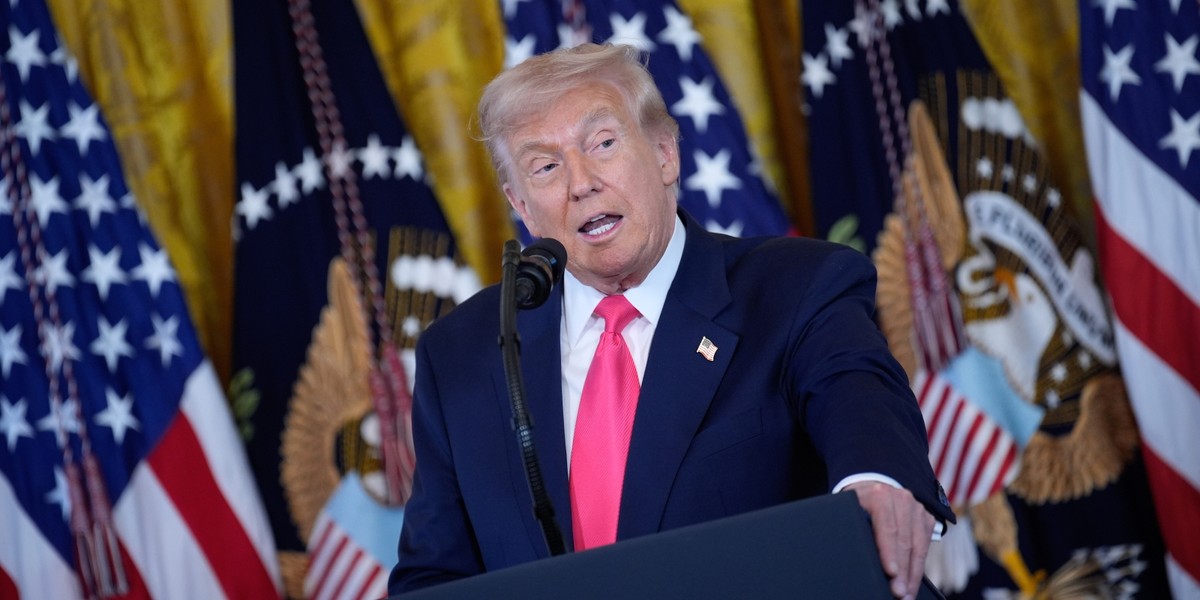 Donald Trump zniósł taryfy celne na przeszło 200 produktów żywnościowych, w tym podstawowe artykuły takie jak kawa, mięso wołowe, banany i sok pomarańczowy, w odpowiedzi na rosnące zaniepokojenie amerykańskich konsumentów związane z wysokimi kosztami jedzenia. Partia Demokratyczna zanotowała szereg triumfów w wyborach lokalnych i stanowych, gdzie narastające obawy wyborców o inflację, w tym drożyzna żywności, stanowiły istotny temat — relacjonuje Reuters. Donald Trump