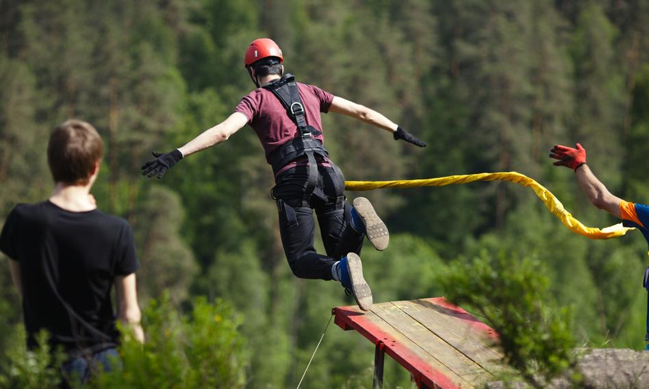 W trzecim kwartale 2025 roku przeciętne kwoty transakcji były z reguły mniejsze w większości czołowych aglomeracji Polski w zestawieniu z poprzednim kwartałem – tak wynika z najnowszych danych udostępnionych przez Narodowy Bank Polski. W efekcie wcześniejszych zniżek, za nowe lokale mieszkalne płacono również zasadniczo mniej niż dwanaście miesięcy wcześniej. Trudniej było o ustępstwa cenowe na rynku używanym, choć nie w trzech największych polskich metropoliach. NPB: Ceny mieszkań kontynuują skok w dół. W największych miastach taniej niż przed rokiem
