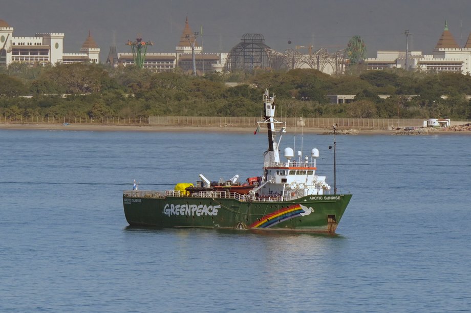 Polska przemiana energetyczna znalazła się pod baczną obserwacją Greenpeace Polska. Organizacja skupia uwagę na gazie w strukturze energetycznej. Oskarża firmy energetyczne o zbyt duże inwestycje w to paliwo, co wpłynie na wzrost kosztów energii elektrycznej dla obywateli Polski. Jednakże rząd i spółki odpowiadają, że najważniejsze jest dla nich bezpieczeństwo energetyczne kraju. Greenpeace specjalizuje się w protestach przeciwko paliwom kopalnym, takim jak węgiel czy gaz