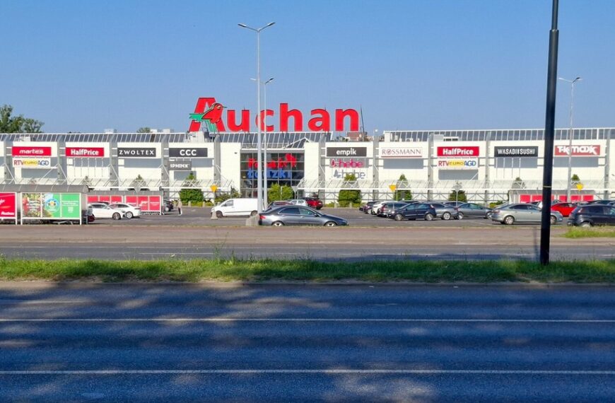 Auchan sprzedaje polskie centra. Węgierski fundusz przejmuje obiekty.