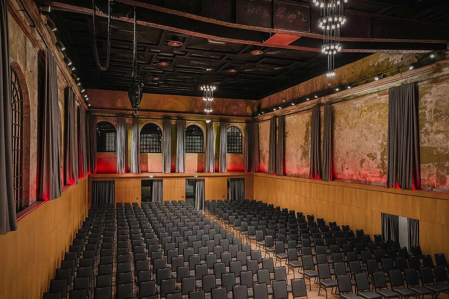 Fabryka Wełny Hotel & SPA w Pabianicach stanowi unikalny punkt na polskiej mapie biznesowej, ceniony nie tylko za swoją bogatą przeszłość, ale i za rozległe możliwości organizacji różnorodnych inicjatyw oraz doskonałą lokalizację. Przestrzenie konferencyjne tego miejsca oferują bogaty wachlarz opcji, które z pewnością docenią organizatorzy wydarzeń. Sala koncertowo – balowa Pawelana mogąca pomieścić nawet 500 osób / Fabryka Wełny Hotel & SPA