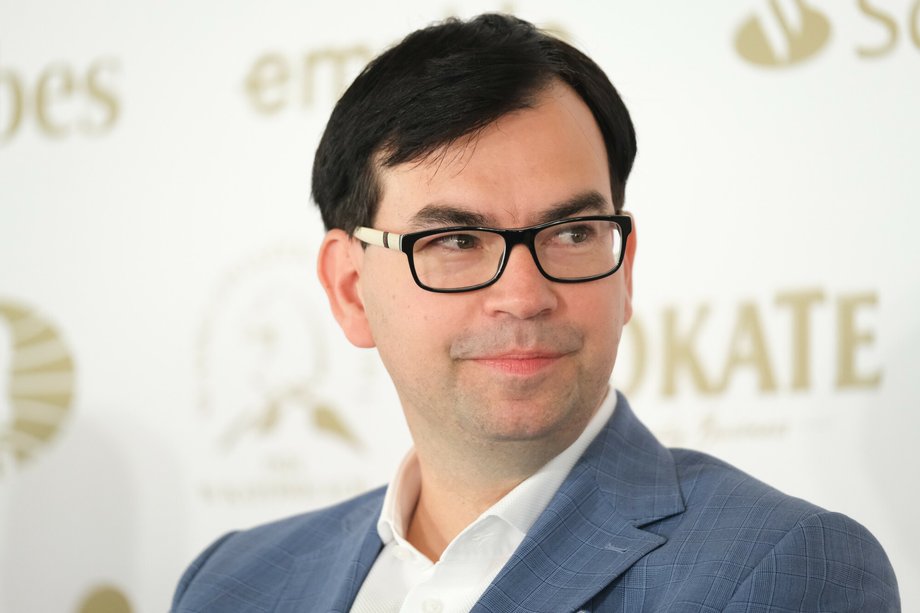 Trzy dekady temu Teresa Mokrysz objęła kierownictwo w rodzinnym przedsiębiorstwie swego męża. Zmieniła jego firmę, a zamiast wytwarzania materiałów budowlanych, rozpoczęła import z Niderlandów śmietanki w proszku. Dziś jest jedną z najzamożniejszych obywatelek Polski z fortuną szacowaną na 1,12 mld zł, a jej Mokate cappuccino zna niemalże każdy. Początkowo Polacy nie potrafili go przyrządzać. Od 2016 r. syn Teresy Mokrysz — Adam jest prezesem Mokate