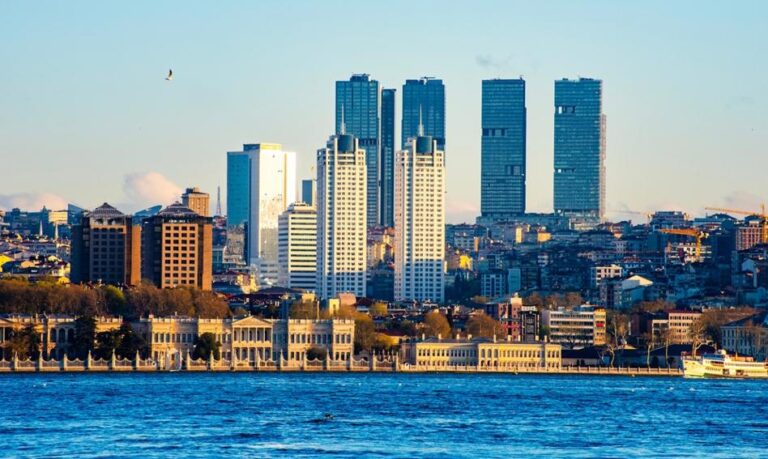 Nakaz budowy schronów w nowopowstających budynkach mieszkalnych powyżej pewnego rozmiaru, jak również na stadionach oraz w pozostałych obiektach publicznych stanowi najistotniejszą zmianę w zrewidowanym prawie budowlanym w Turcji - donosi dziennik „Hurriyet”. Państwo nakazuje budowę bunkrów w domach. - INFBusiness