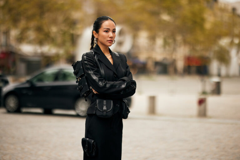 Francuski urząd zajmujący się ochroną najmłodszych wszczął dochodzenie w sprawie Vinted. Przyczyna? Relacje medialne, sugerujące, że niektórzy użytkownicy zamieszczali pozornie zwyczajne ogłoszenia sprzedaży bielizny i kostiumów kąpielowych, by następnie odsyłać internautów – w tym małoletnich – na swoje profile w serwisach z treściami przeznaczonymi dla dorosłych. Sytuacja ta wzbudziła niepokój wśród organów regulacyjnych, które analizują, czy popularna platforma z odzieżą używaną w odpowiedni sposób przestrzega własnych regulacji i zabezpiecza użytkowników przed nadużyciami. Vinted: Opisy z elementami dla pełnoletnich! Afera i weryfikacja we Francji - INFBusiness