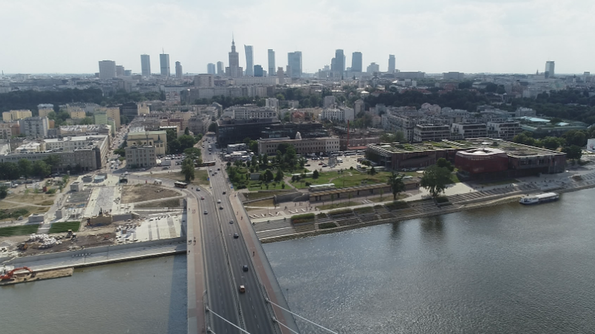 Panorama centrum Warszawy z mostem i Wisłą na pierwszym planie.