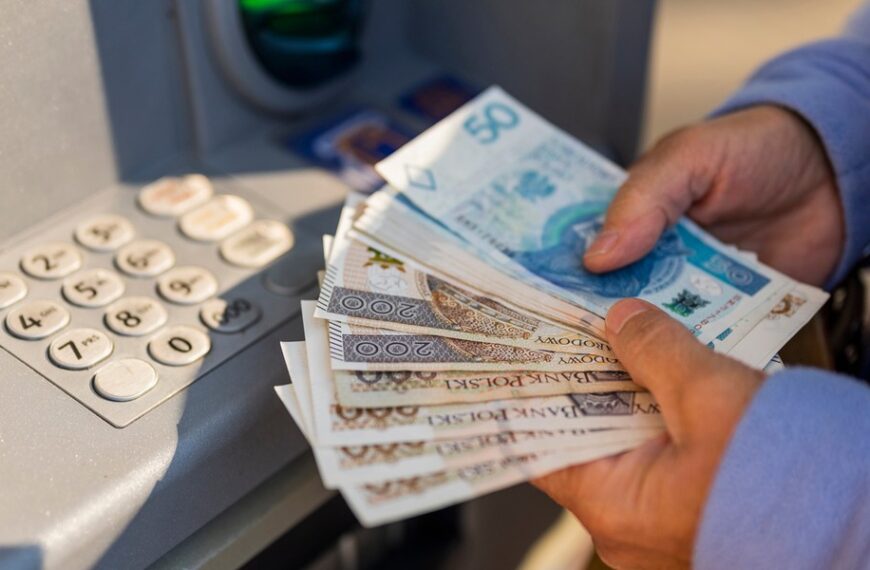 Polskie wypłaty gotówkowe w górę. Czy to zmartwienie? Analitycy finansowi tłumaczą.