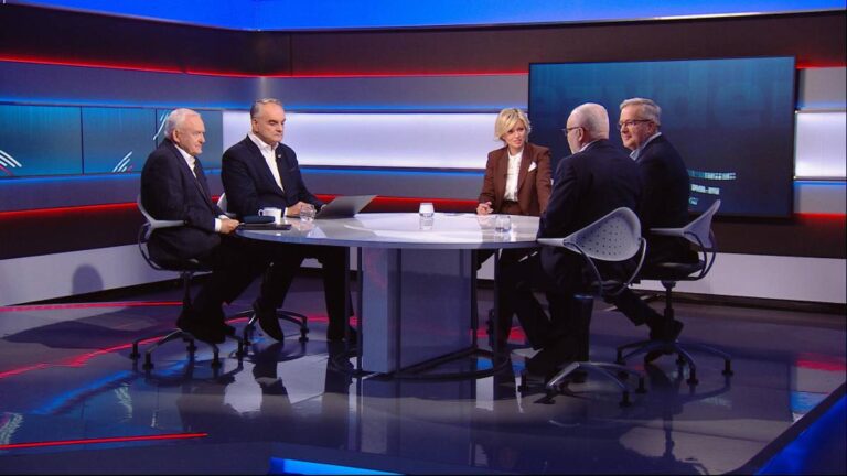 - To jest konflikt wewnętrzny w Polsce - w taki sposób Bronisław Komorowski skomentował waśnie pomiędzy Kancelarią Prezydenta a gabinetem w audycji "Prezydenci i premierzy". Zaznaczył, że "głowa państwa Nawrocki stanowi obecnie całkowitą opozycję". Z drugiej strony, eks-premier Waldemar Pawlak sądzi, że władze wykonawcza powinna przekazywać do prezydenta jak najwięcej aktów prawnych, nawet jeśli miałyby one zostać odrzucone. "Opozycja totalna". Komorowski ocenia pierwsze sto dni prezydentury Nawrockiego - INFBusiness