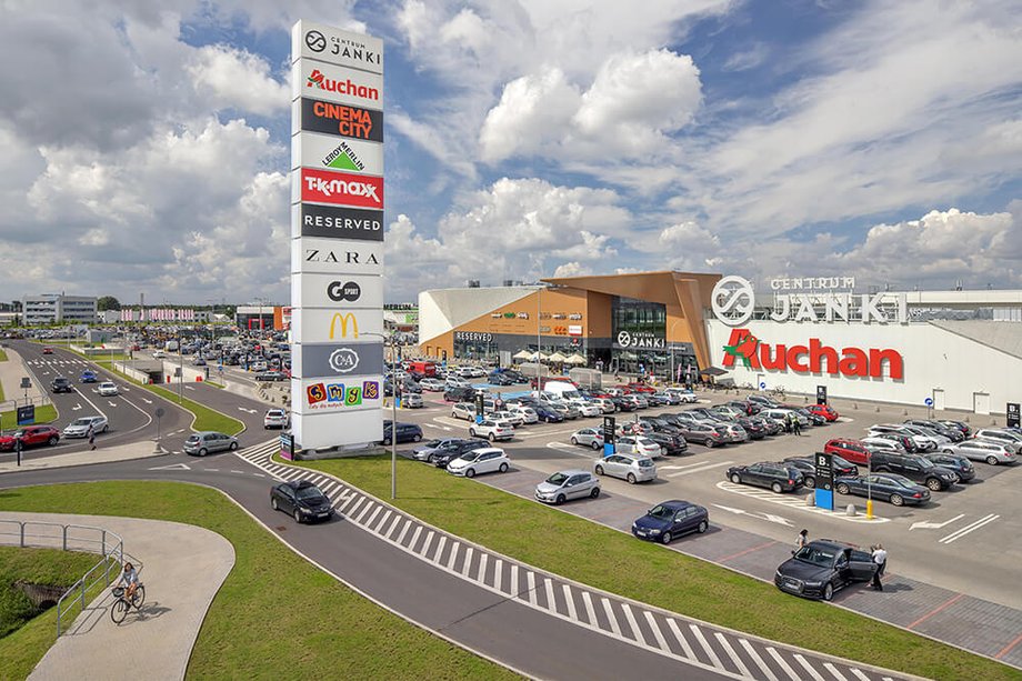 Coraz więcej przestrzeni użyteczności publicznej zauważa zapotrzebowanie osób w spektrum neuroróżnorodności i integruje ich oczekiwania w planowaniu obiektów. W Centrum Janki - największym ośrodku handlowym w regionie Mazowsza - powstała, wykreowana we współpracy z ekspertami, Strefa Wyciszenia. Centrum Janki promuje włączanie społeczne. Uruchomiono Cichą Przestrzeń – nie tylko dla osób w spektrum autyzmu. - INFBusiness