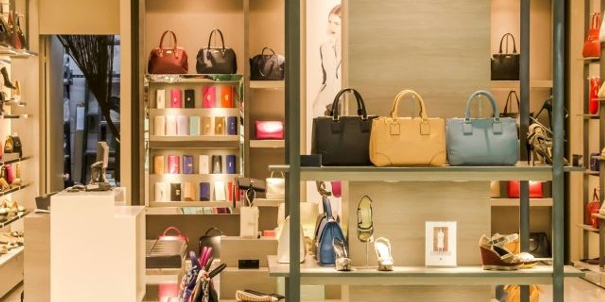 Czarny Piątek to wyczekiwany czas – okazja, by nabyć pożądane towary w niższych cenach. Niestety, jest to również okres zwodniczych zniżek i nieuczciwych sklepów, żerujących na emocjach klientów. W roku 2025 nadchodzi również nowe zagrożenie: inteligencja sztuczna, wykorzystywana przez niektórych sprzedawców do zmiany cen lub tworzenia zmyślonych ocen. Jak się przed tym zabezpieczyć? Używaj Ceneo.pl – platformy handlowej i porównywarki, łączącej możliwości AI z klarownością i bezpieczeństwem transakcji. Czarny Piątek 2025 – Zakupy Bezpiecznie i Rozważnie - INFBusiness