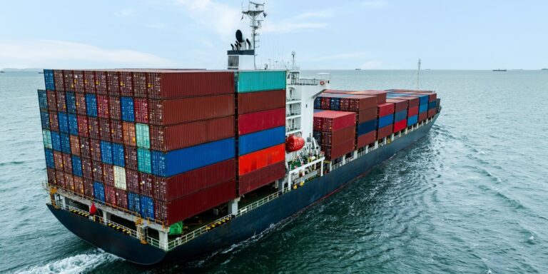 Według doniesień agencji Reuters, eksport z Chin niespodziewanie zmalał w październiku, po wielu miesiącach kumulowania zapasów, aby uniknąć ceł wprowadzonych przez prezydenta Donalda Trumpa. Agencja zwraca uwagę na zaniepokojenie inwestorów dotyczące ogólniejszych konsekwencji dla gospodarki wynikających z napiętych relacji handlowych między Stanami Zjednoczonymi a Chinami. Chińska gospodarka spowolniła. Wyniki poniżej oczekiwań. - INFBusiness