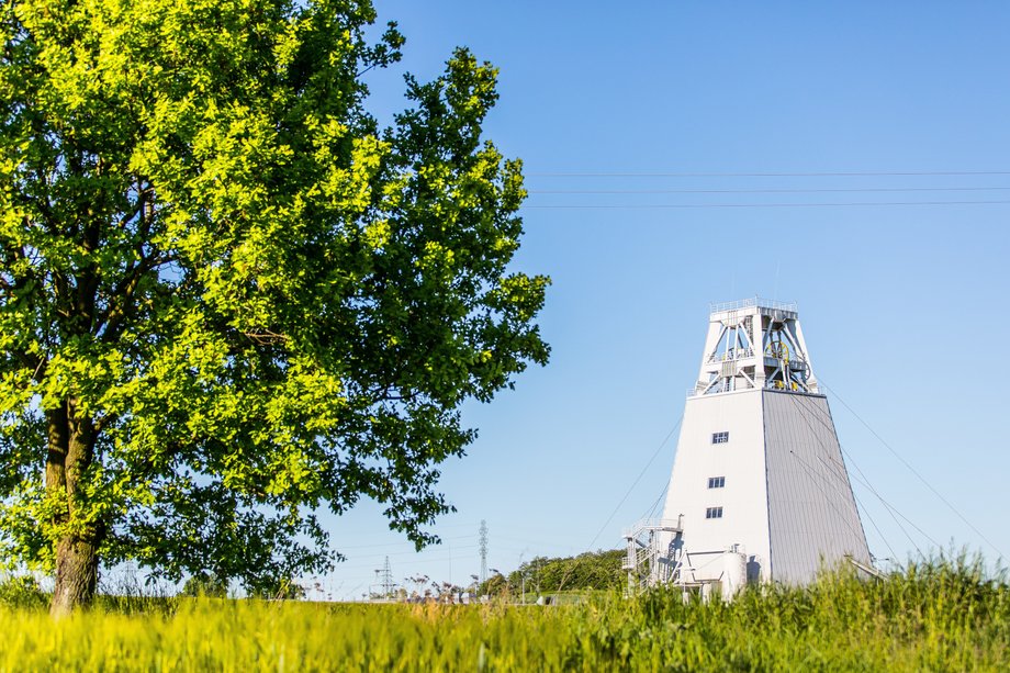 Czasem w ekonomii zachodzą zmiany ledwie dostrzegalne, których realny wpływ staje się widoczny dopiero po pewnym czasie. W Rejonie Miedziowym takim momentem przełomowym może okazać się rozpoczęcie budowy nowego szybu Retków, projektu, którego głębokość przekracza dotychczasowe polskie przedsięwzięcia górnicze. Nowy rekord w polskim górnictwie to aż 1360 metrów, jednak same cyfry nie oddają pełnego znaczenia tej inicjatywy. Nowa era polskiej miedzi. Jak wpłynie redukcja daniny i trzy świeże wyrobiska w Legnicko-Głogowskim Okręgu Miedziowym? - INFBusiness