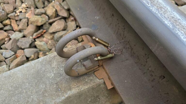 W pobliżu Ostrowa Wielkopolskiego, na modernizowanych szlakach kolejowych, odkryto sztuczne naboje do karabinu. "Uważamy to za prowokację i testowanie służb" - oznajmia wielkopolska policja. Zgodnie z oświadczeniem mł. insp. Andrzeja Borowiaka z poznańskiej policji w Polsat News, służby planują z "pełnym zaangażowaniem" zidentyfikować sprawcę. Ładunki wybuchowe na szynach. "Zaczepka i testowanie sił porządkowych" - INFBusiness