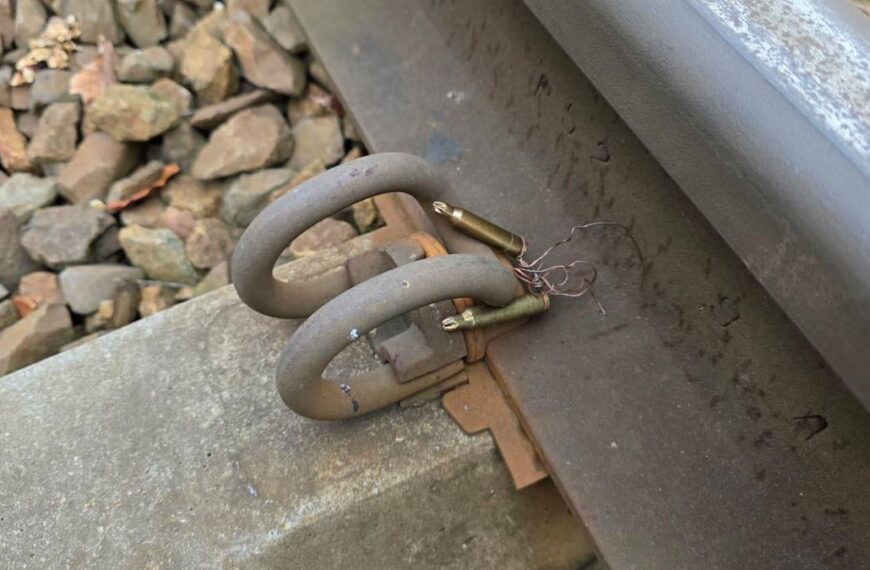 Ładunki wybuchowe na szynach. „Zaczepka i testowanie sił porządkowych”