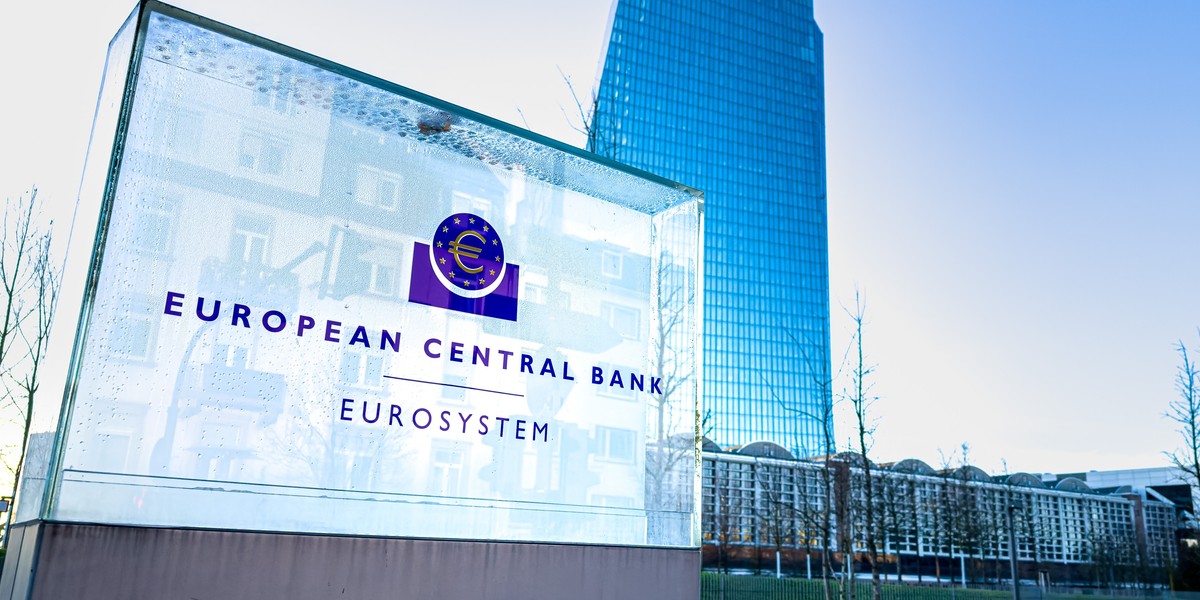 Podczas czwartkowego spotkania, gremium decyzyjne Europejskiego Banku Centralnego wstrzymało się od wprowadzenia zmian w poziomach oprocentowania. Zgodnie z wcześniejszymi przewidywaniami, główna stopa pozostała ustalona na 2%. Dla pewnej grupy obywateli i przedsiębiorstw w Polsce, którzy zaciągali zobowiązania finansowe w walucie euro, stanowi to kluczową informację. Rada Prezesów Europejskiego Banku Centralnego zdecydowała, że stopy procentowe pozostaną bez zmian