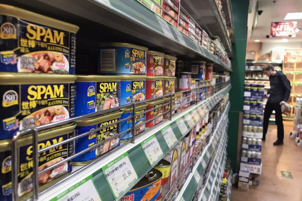 <p> Są smaczne, niedrogie i szybko zaspokajają głód – w amerykańskiej diecie dominują produkty wysoko przetworzone, stanowiące ponad połowę kalorii spożywanych przez przeciętnego dorosłego, a jeszcze więcej przez dzieci. Żywność ultraprzetworzona niesie ze sobą ryzyko zdrowotne, ale nie wszystkie są takie same - INFBusiness