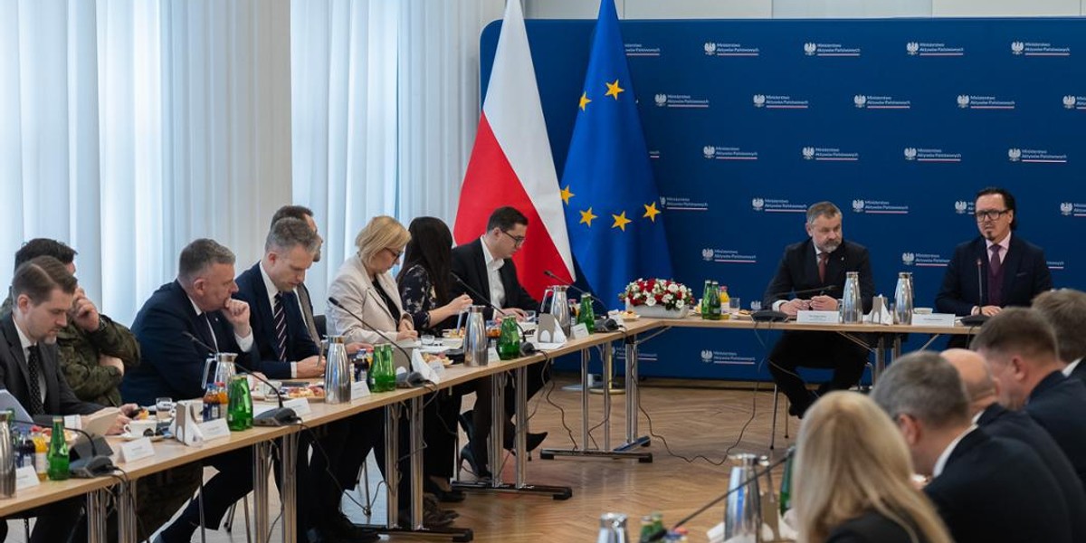 Polska ekonomia koncentruje się na rodzimych firmach – w Ministerstwie Aktywów Państwowych odbyło się inauguracyjne zebranie Grupy ds. Zaangażowania Elementu Krajowego w Istotnych Procesach Inwestycyjnych. Spotkaniem kierował minister Wojciech Balczun, a podczas obrad ustanowiono Agencję Rozwoju Przemysłu S.A. do sprawowania roli Koordynatora ds. Elementu Krajowego. Pierwsze posiedzenie Zespołu ds. Udziału Komponentu Krajowego w Kluczowych Procesach Inwestycyjnych