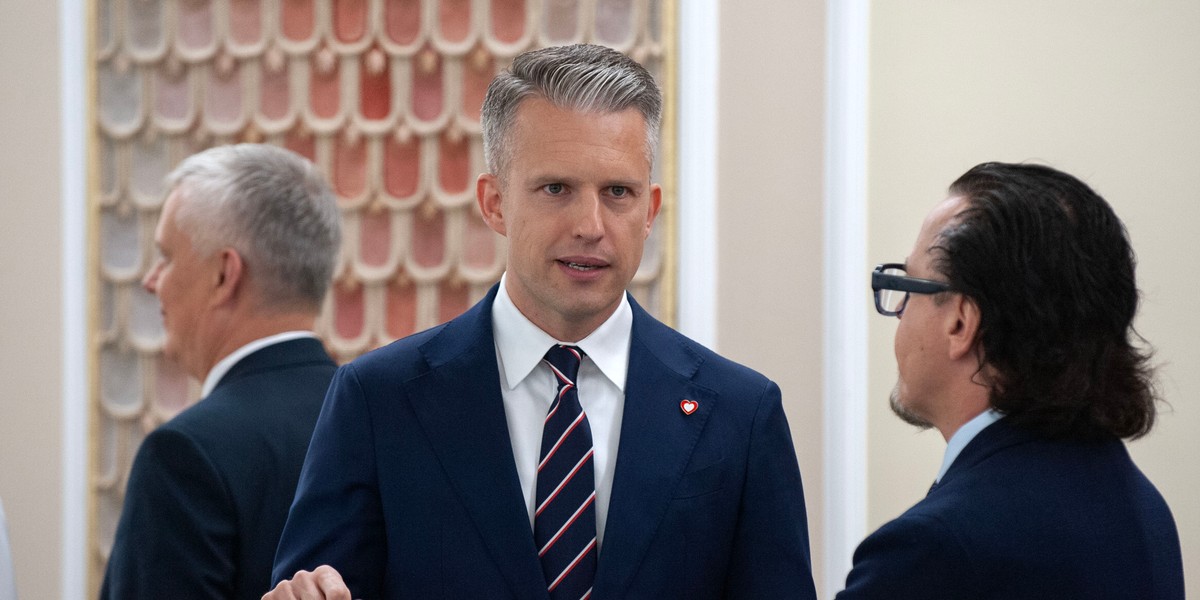 Terminal głębokowodny w Świnoujściu zostanie utworzony — zapewnia zastępca ministra infrastruktury, Arkadiusz Marchewka, w rozmowie z Business Insider Polska. Jest przekonany, że nie powstrzyma tego opór Niemiec ani władz lokalnych. Zaznacza, że kluczowym celem rządu jest rozwój portów morskich w Polsce, w tym konstrukcja Przylądka Pomerania. Wiceminister infrastruktury Arkadiusz Marchewka, wrzesień 2025