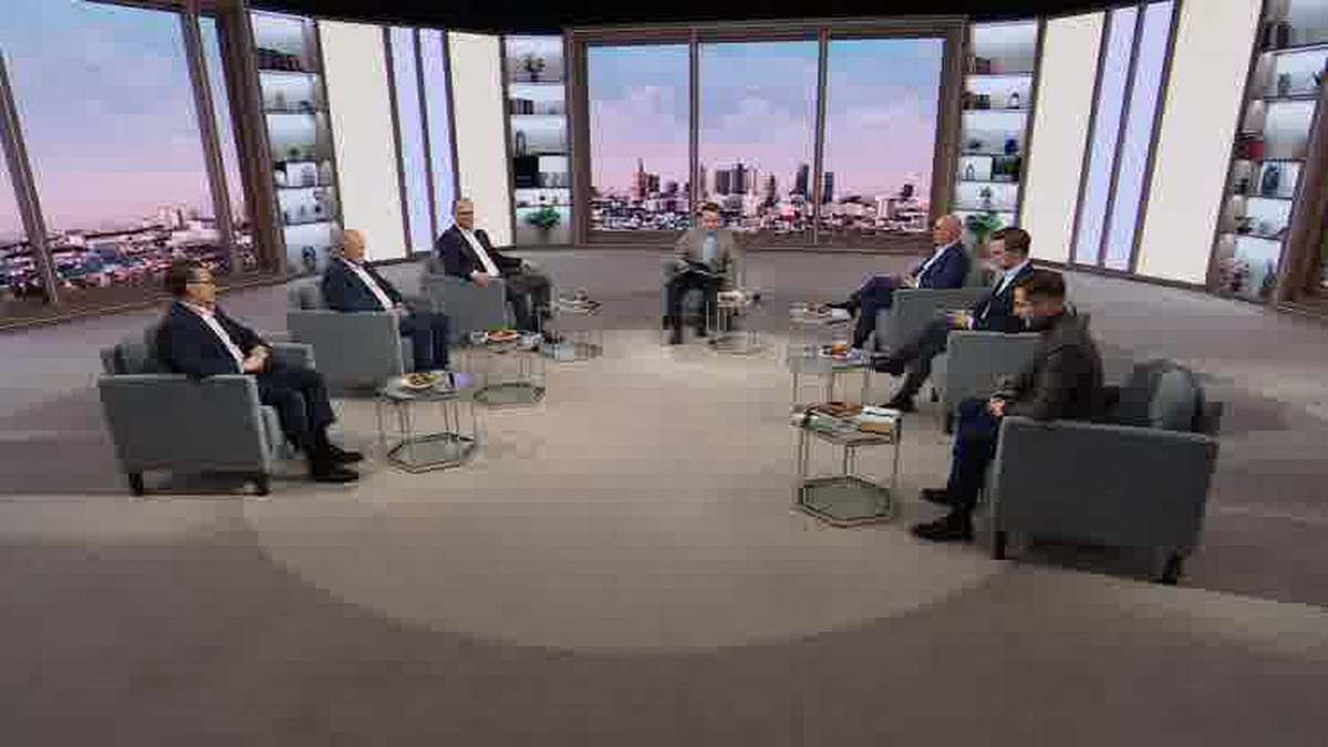 Wołodymyr Zełenski prowadził rozmowy z Donaldem Tuskiem dotyczące aktów sabotażu na liniach kolejowych. "Doszliśmy do porozumienia, że utworzymy ukraińsko-polską grupę roboczą, której zadaniem będzie przeciwdziałanie podobnym incydentom ze strony Rosji w przyszłości" - zakomunikował prezydent Ukrainy. Polska i Ukraina utworzą wspólną grupę. Oświadczenie Zełenskiego po rozmowach z Tuskiem. - INFBusiness