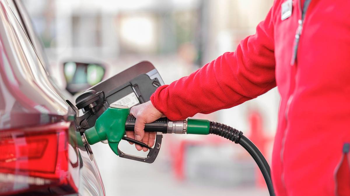 Urząd Ochrony Konkurencji i Konsumentów przeprowadził kontrolę punktów sprzedaży paliw w całej Polsce, aby zweryfikować jakość oferowanego paliwa. W kilku pobranych próbkach wykryto nieprawidłowości, które mogą negatywnie wpłynąć na działanie naszych pojazdów. UOKiK skontrolował stacje paliw. Nieprawidłowości na kilkunastu stacjach